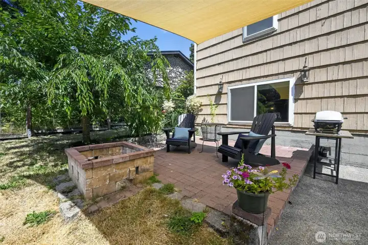 Back portch with built-in firepit