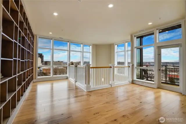 Upstairs Loft-Den with 2nd Library & Breathtaking Views!