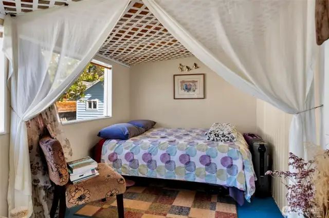 Bonus room enclosure at entry to home