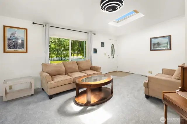 Living Room w Vaulted Ceilings -