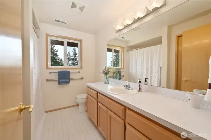 Hall full bath with linen closet behind door