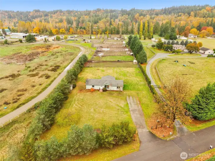Rare opportunity for private access to the neighboring border facility which includes  exercise track, jumping arena, round pen, and stables.