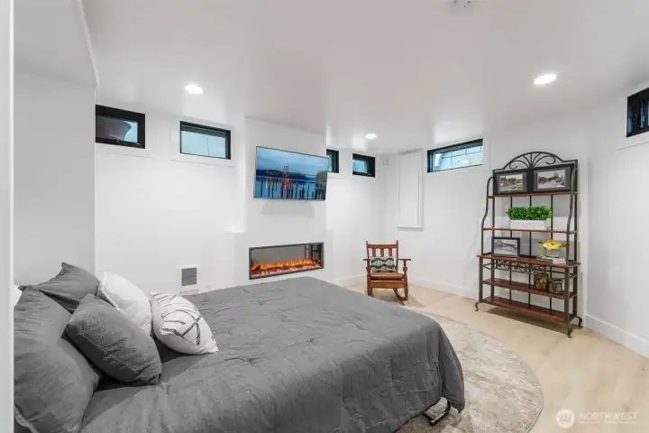 Guest room with trundle bed