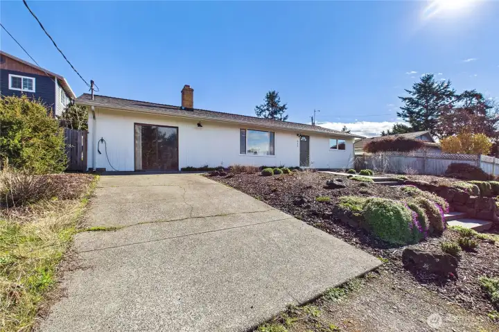 Set back from the street gives great sun exposure