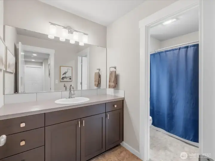 Upstairs Full Bathroom