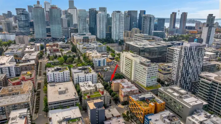 Neighborhood offers an ideal work/life balance with 99 Walk Score, nearby transit and quick access to 1-5. Neighborhood offers an ideal work/life balance with 99 Walk Score, nearby transit and quick access to 1-5.