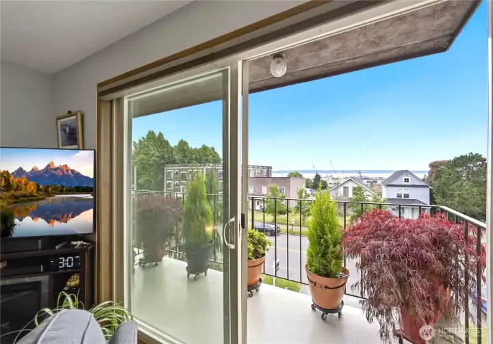 Great balcony & amazing westerly views!
