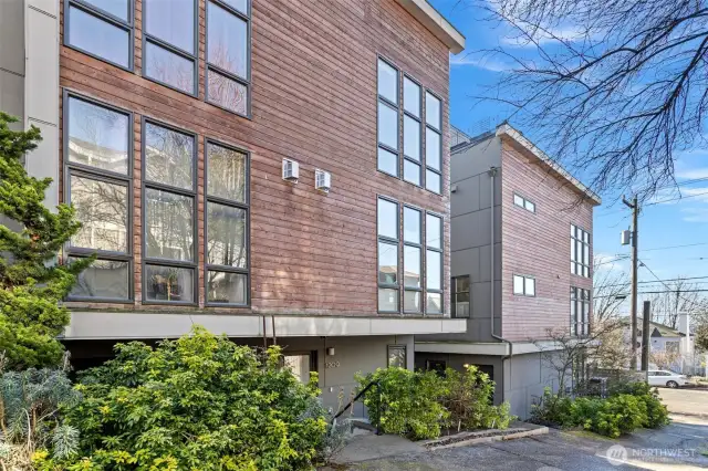 Quality built townhome in a prime location. Just moments away from local shops, trendy cafes, and convenient stores. Everything you need is within easy reach including light rail/transit, ferries and busses.