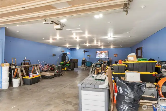 Large shop w/ office 1