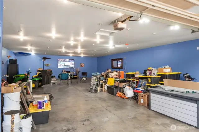 Large shop w/ office 2