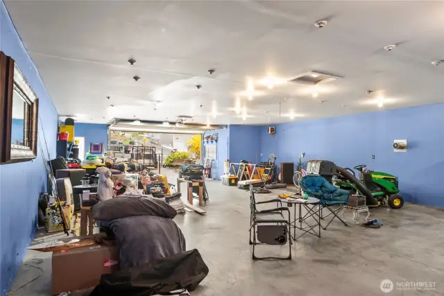 Large shop w/ office 2