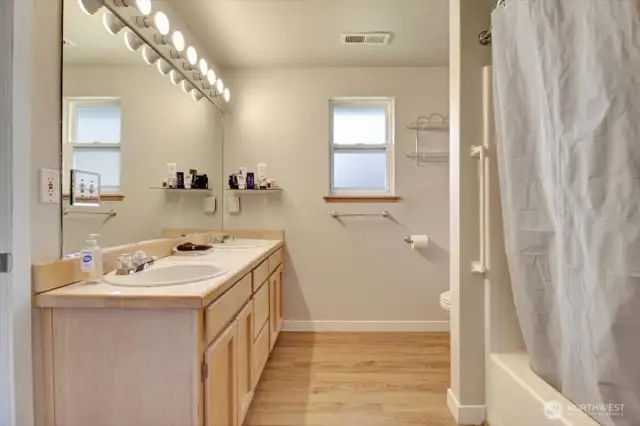Private master bath with full tub/shower