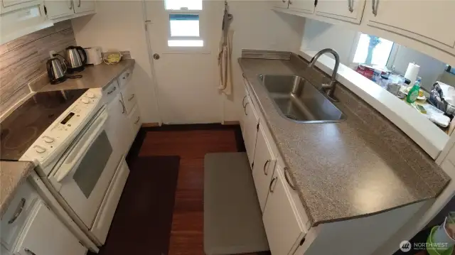 New counter and deep sink in kitchen