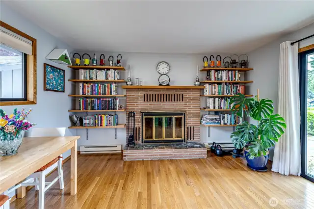 Bonus Room off Kitchen w/ Fireplace
