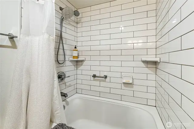 Main Bath Tiled Tub Surround