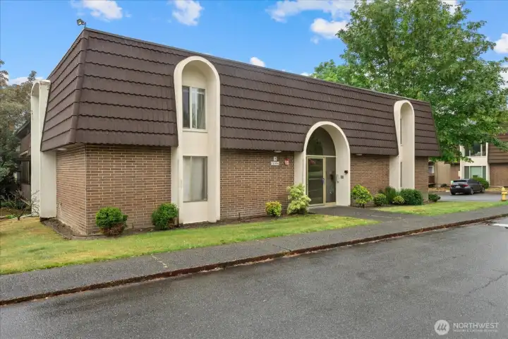 Perfectly situated in the heart of the Houghton neighborhood, this charming 2 bed /1 bath condo offers the ideal blend of comfort, convenience, and lifestyle.