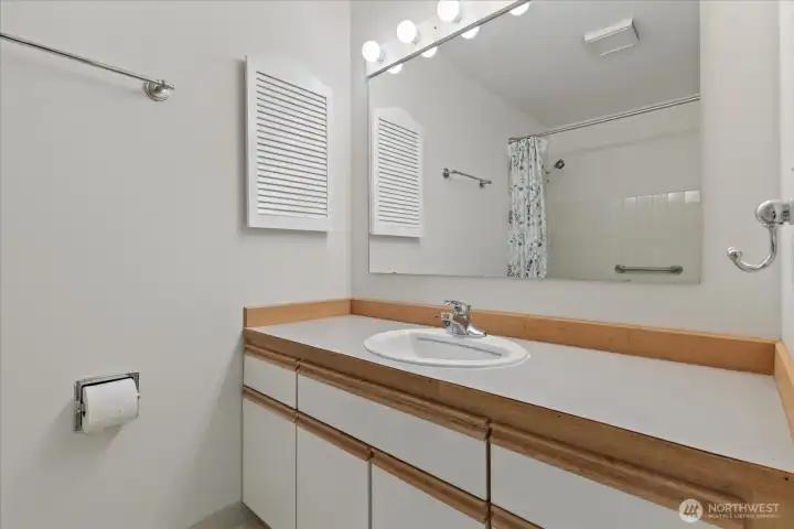 Another view of the bathroom.