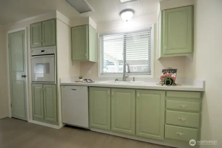 Ample kitchen cabinets Ample kitchen cabinets