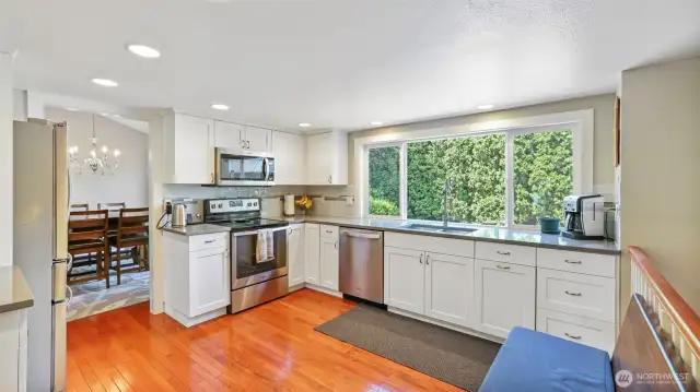 Includes stainless steel appliances that provide a contemporary touch and top-notch performance!