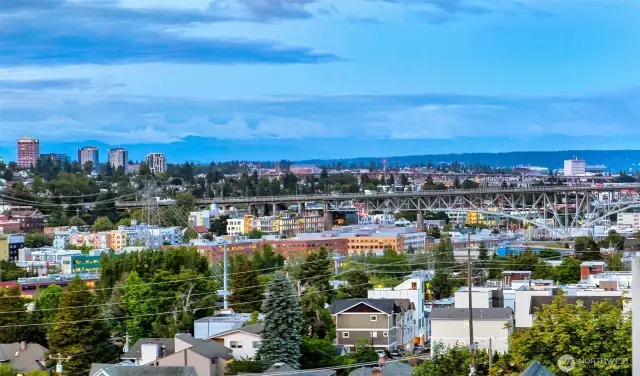 A hillside haven in Queen Anne. Nestled among treetops and classic Seattle streets, Harold’s Place offers modern design rooted in place—just minutes from Fremont, SLU, and the cultural heart of the city.