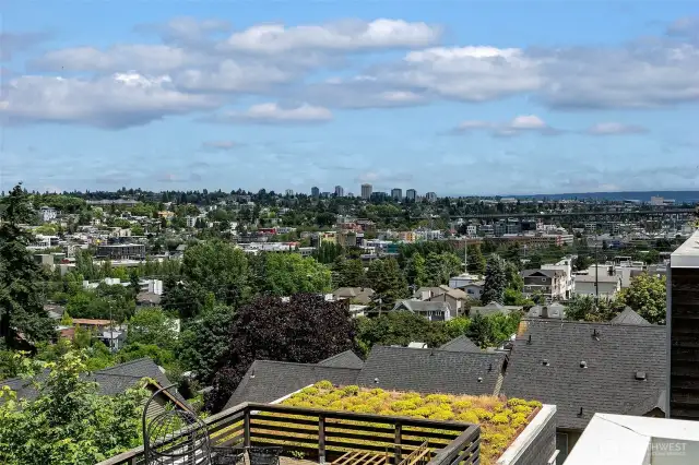 Perched above it all. From the upper level, take in sweeping territorial views across Queen Anne, Fremont, and beyond—moments from trails, cafés, and iconic Seattle viewpoints like Kerry Park and the Ship Canal.