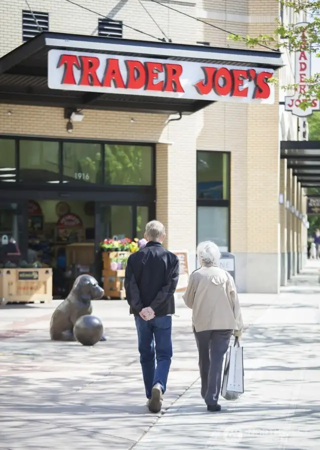 Everyday essentials, effortlessly close. From Trader Joe’s to PCC and Metropolitan Market, Harold’s Place keeps your favorite groceries—and neighborhood connections—within easy reach.