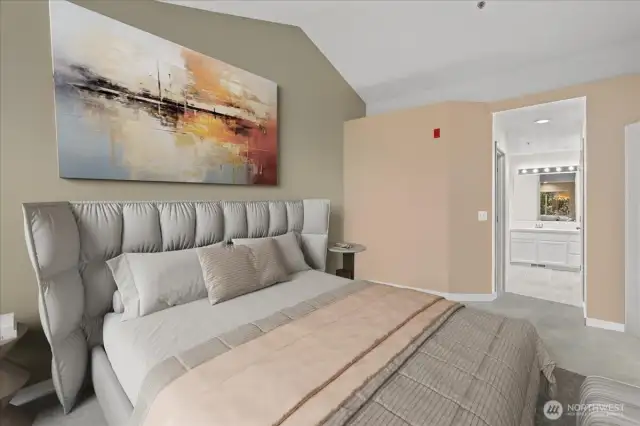 Primary bedroom w/en suite 5-piece bathroom.