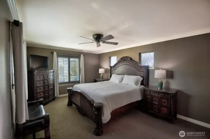 Primary suite with ceiling fan