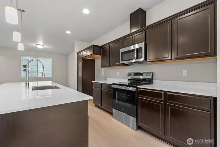 Photographs are for illustrative purposes only. Features, finishes, interior/exterior colors, landscaping and floorplan shown may vary from actual homes built.