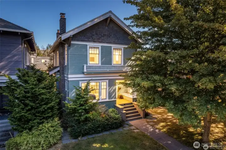 This charming craftsman has great street  appeal, and is in a beautiful setting on the  historic Boulevard- the "Crown of Queen  Anne". This location is so conveneint- mere  blocks from Coe Elementary, Macrina,  Malena's and Ken's Market.