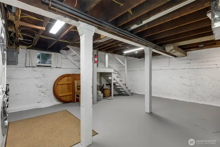 There is also a side access door off the landing on the stairs, so this could be made into a separate apartment/ ADU.