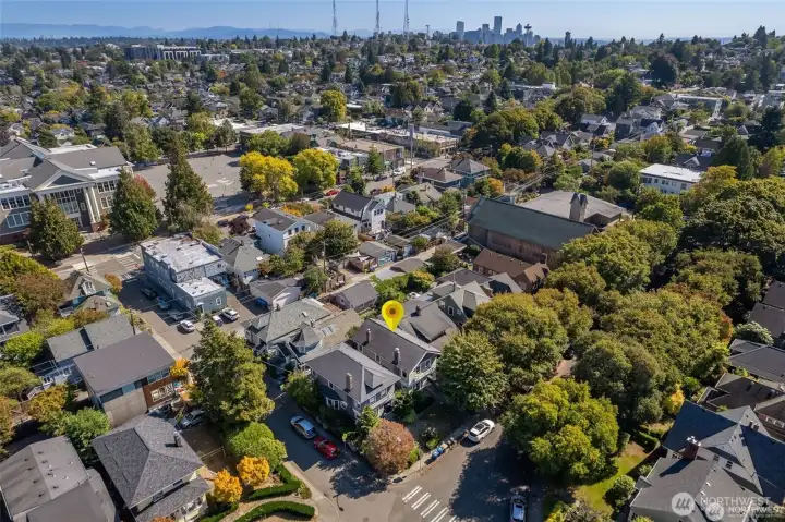 This location is perfect! Note that Coe  Elementary is just around the corner (upper  left corner of the photo) and downtown  Seattle is in the upper right corner- a 10-15  minute commute from your front door.