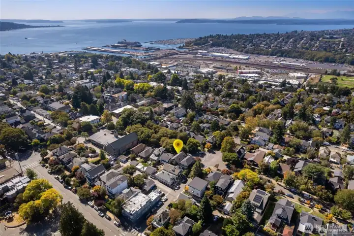 That's Elliott Bay and Puget Sound in the  upper part of the photo- so close to  everything! An easy stroll to the "Crown of  Queen Anne" view points.