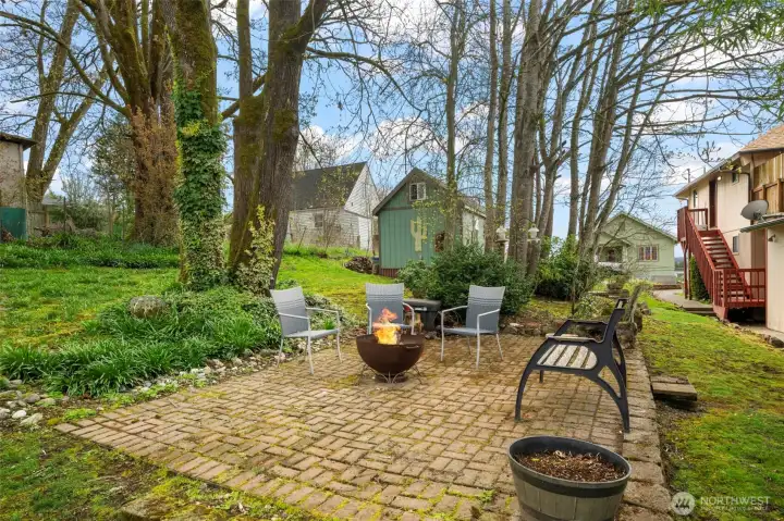 Generous lot sizing with plenty of room for entertaining