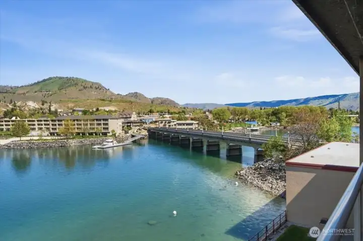 Turnkey Grandview condo just steps from downtown Chelan, wineries, dining, and the waterfront.