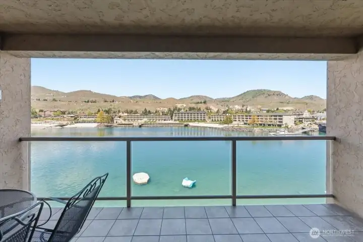 Enjoy coffee with a view overlooking Lake Chelan from this peaceful top-floor escape.