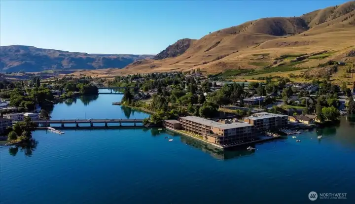 Relax above it all with sweeping Lake Chelan sunsets from this private upper-level condo.