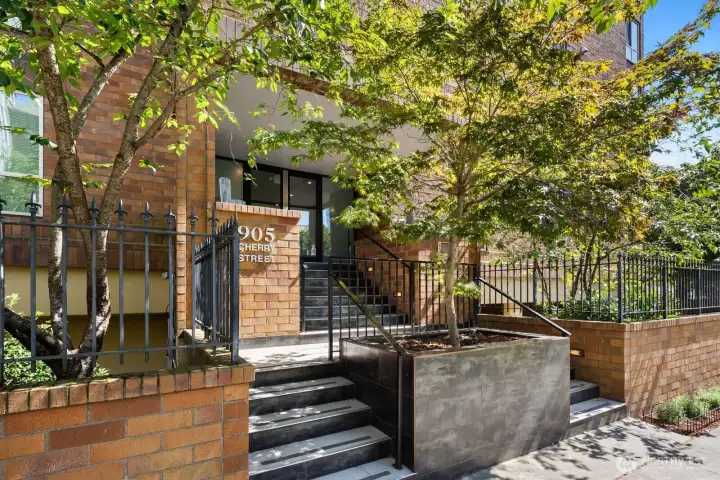 Classic brick architecture, mature trees, and an unbeatable First Hill location place Seattle's best dining, parks, hospitals, and downtown amenities just outside your door.