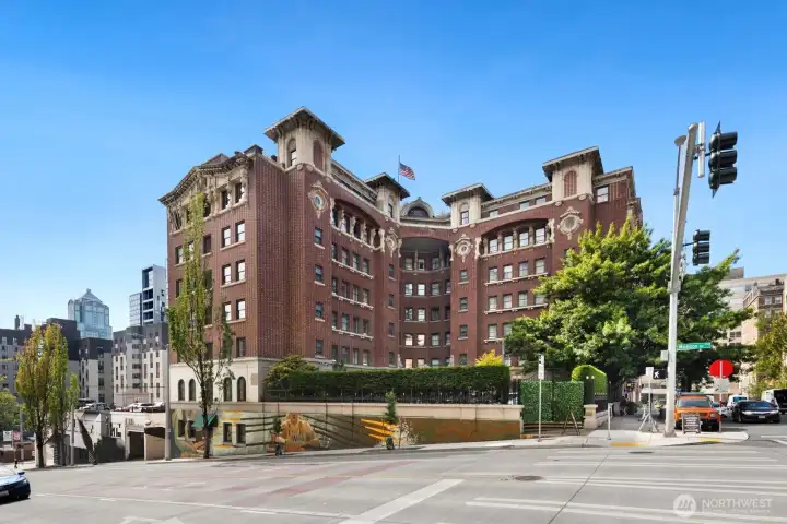 Cocktails at the iconic Fireside Room, weekend brunch, or an evening at Seattle's historic Sorrento Hotel—it all becomes part of your neighborhood.