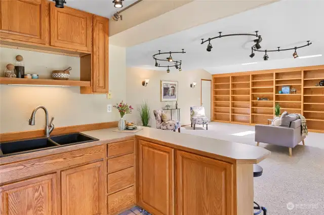 What a fabulous great room--conversations will easily flow in this awesome space. And see those amazing custom built-in shelves? Gorgeous!