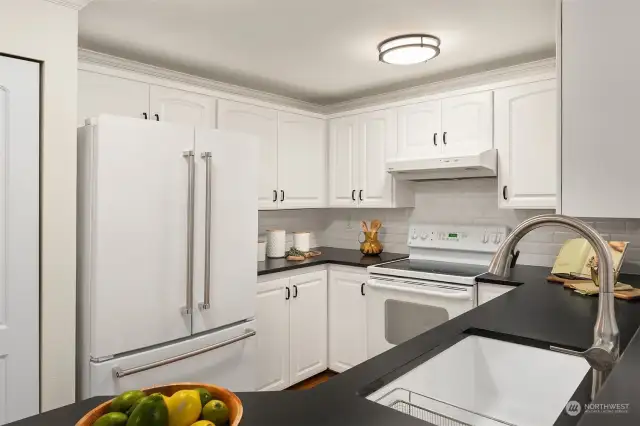 Featuring an ideal three-point layout, this kitchen with an adjacent pantry is perfectly designed for effortless cooking.