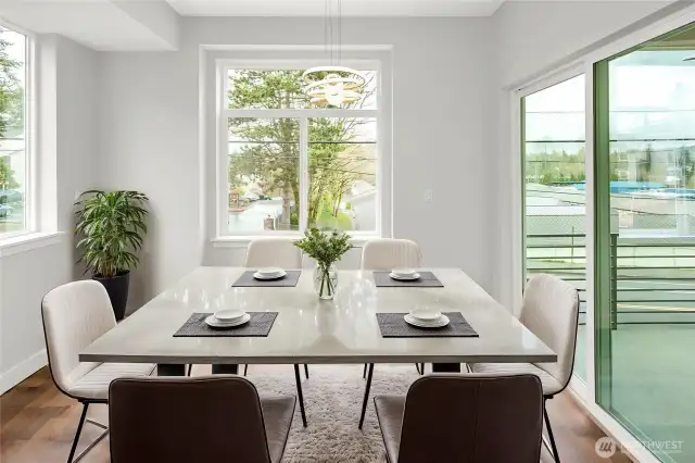 Open and bright dining space w/ patio access (virtually staged)