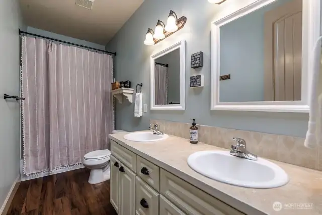 Full bathroom in the second floor