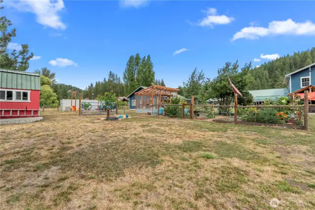 Garden, shed, detached garage, pavilion on back patio