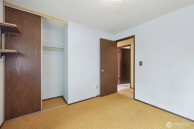Back to the hallway between the bedrooms.