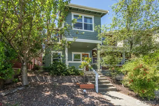 Welcome to this charming townhome in Columbia City.