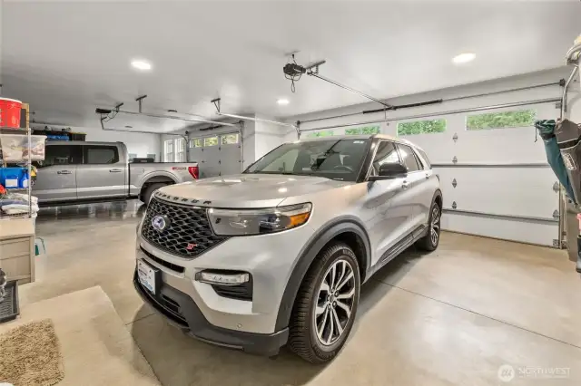 Yes, a full-size truck does fit in this extra large garage!