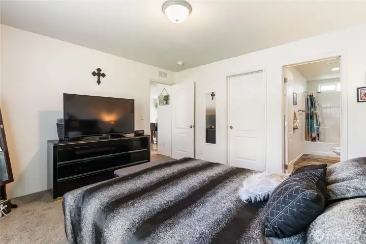 Has walkin closet
