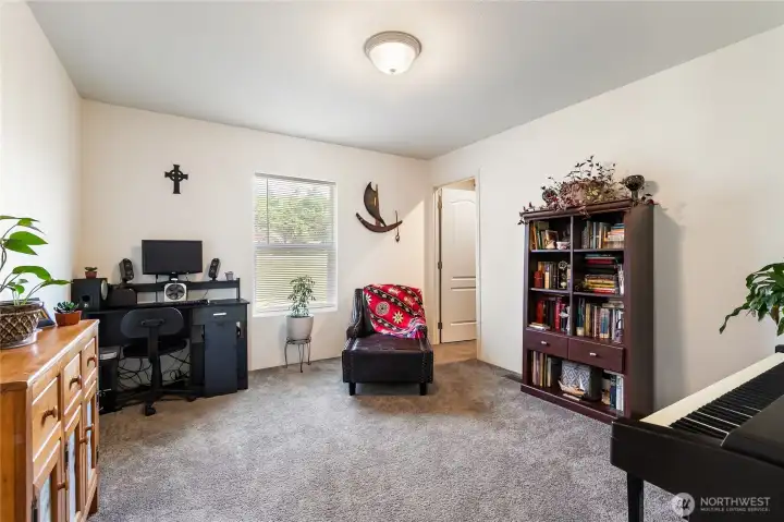 2nd guestroom with walkin closet