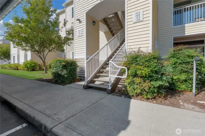 Welcome to Waterford Crossing.  This 2 bedroom condo is move in ready.